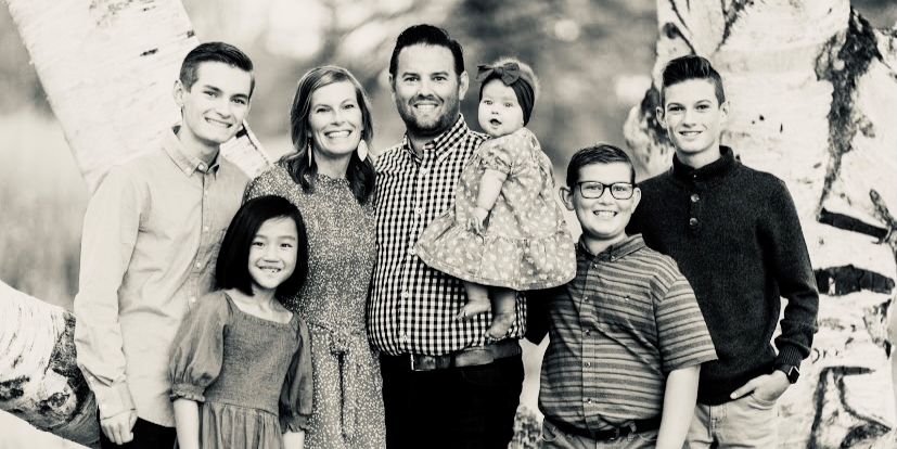 Kortman Family photo. Parents with 5 children